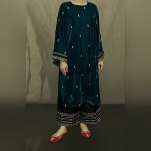 NWT Teal Velvet Embroidered 2 Piece Kurta‎ Women's Outfit Desi Pakistani Indian